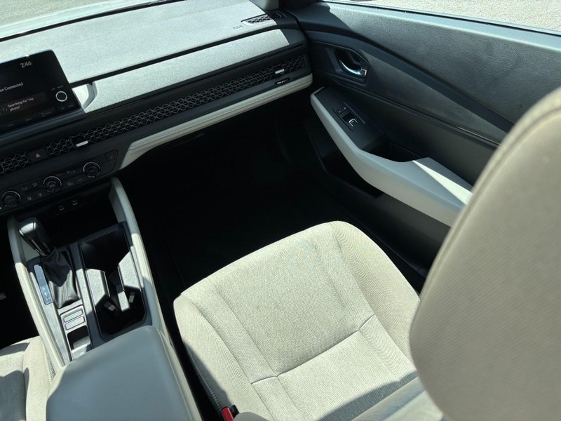 Honda Accord Sedan Vehicle Full-screen Gallery Image 16