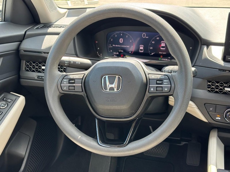 Honda Accord Sedan Vehicle Full-screen Gallery Image 17