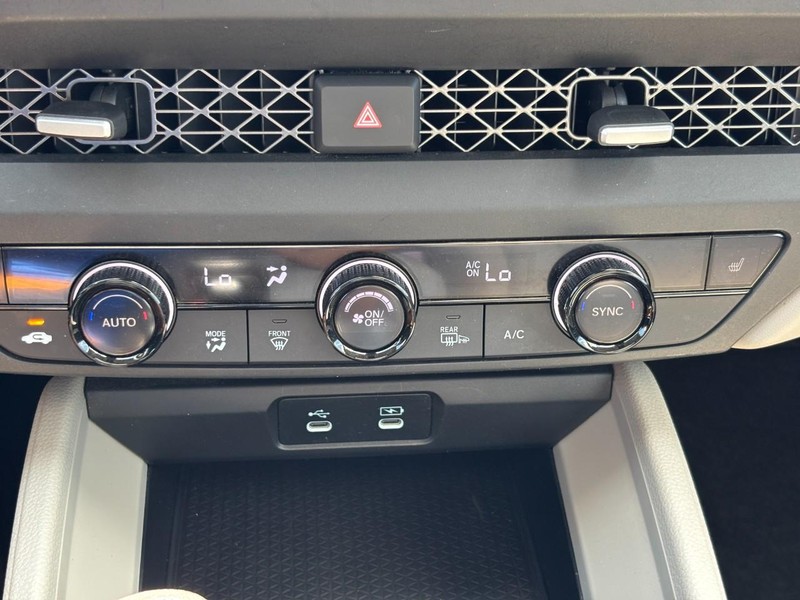 Honda Accord Sedan Vehicle Full-screen Gallery Image 23