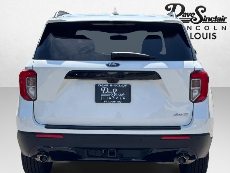 Ford Explorer Vehicle Full-screen Gallery Image 04