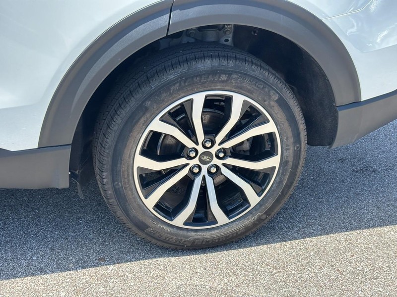 Ford Explorer Vehicle Full-screen Gallery Image 11