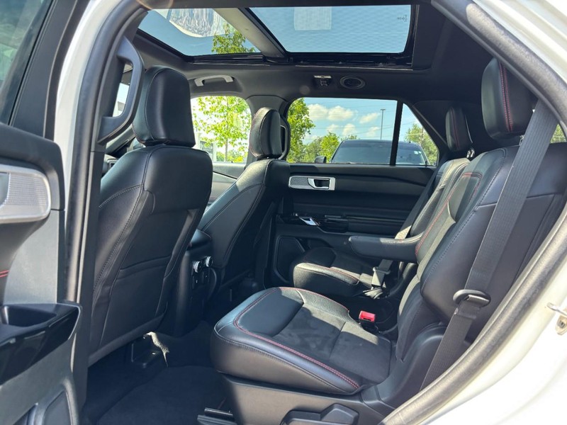Ford Explorer Vehicle Full-screen Gallery Image 13