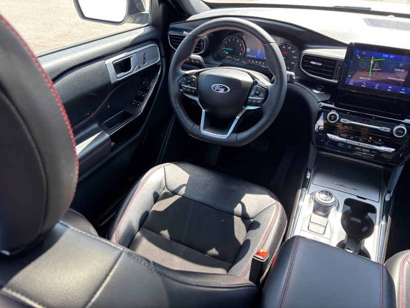 Ford Explorer Vehicle Full-screen Gallery Image 14