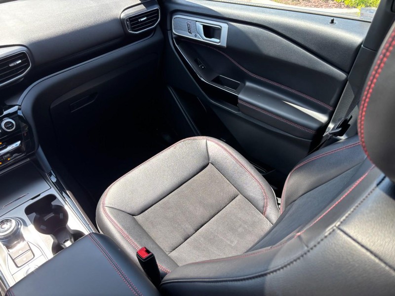 Ford Explorer Vehicle Full-screen Gallery Image 16