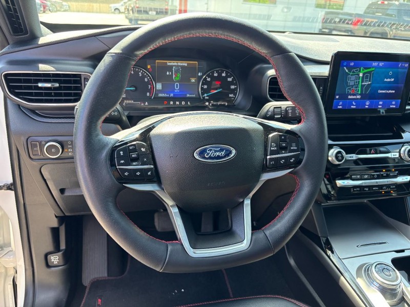 Ford Explorer Vehicle Full-screen Gallery Image 17
