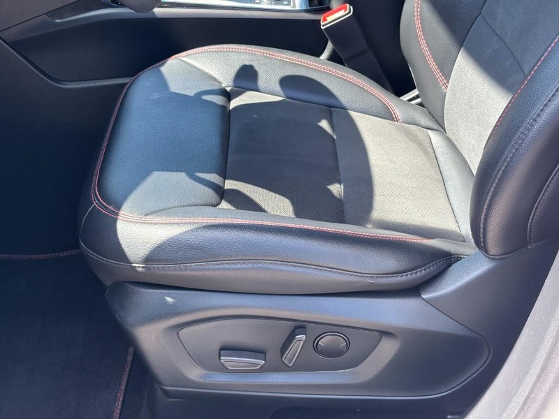 Ford Explorer Vehicle Full-screen Gallery Image 18