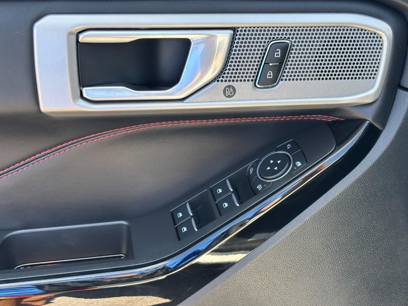 Ford Explorer Vehicle Full-screen Gallery Image 19