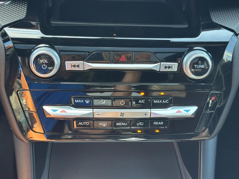 Ford Explorer Vehicle Full-screen Gallery Image 24