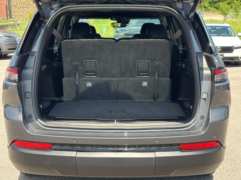 Jeep Grand Cherokee L Vehicle Full-screen Gallery Image 10