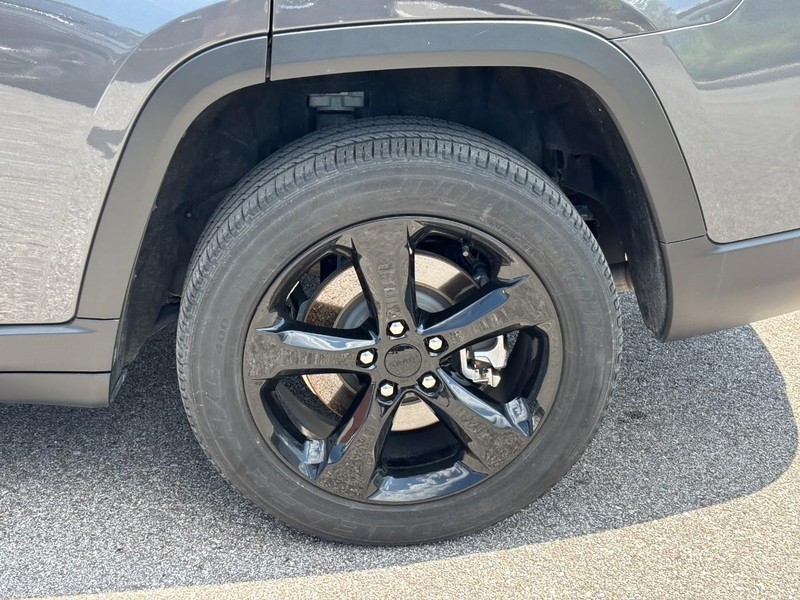 Jeep Grand Cherokee L Vehicle Full-screen Gallery Image 11
