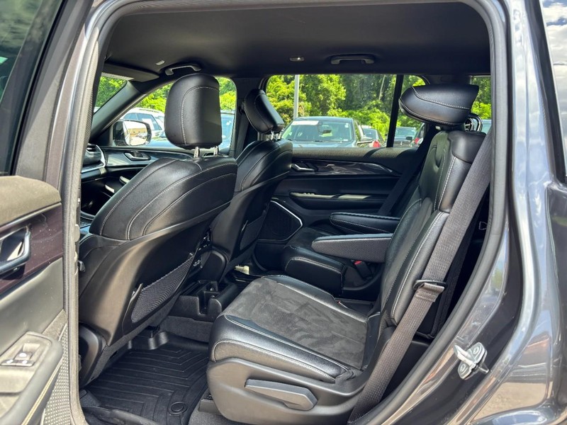 Jeep Grand Cherokee L Vehicle Full-screen Gallery Image 13