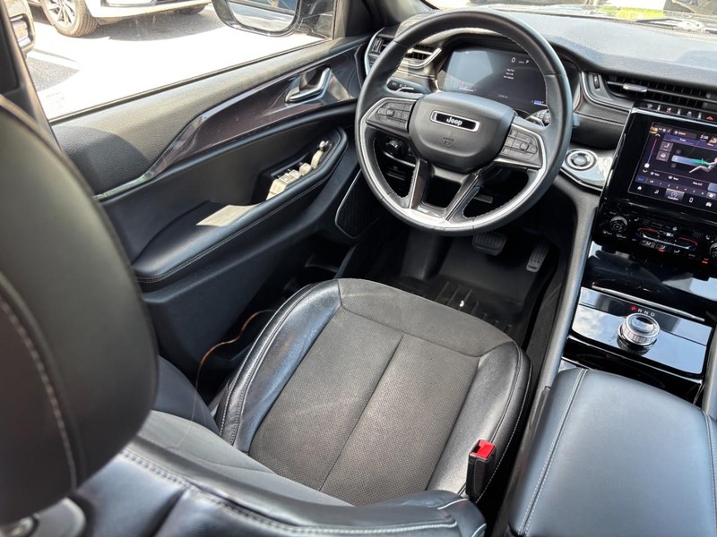 Jeep Grand Cherokee L Vehicle Full-screen Gallery Image 14