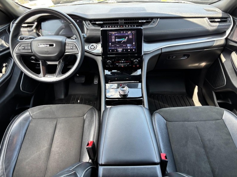 Jeep Grand Cherokee L Vehicle Full-screen Gallery Image 15
