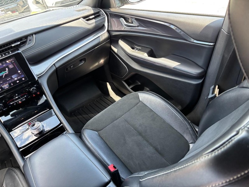 Jeep Grand Cherokee L Vehicle Full-screen Gallery Image 16