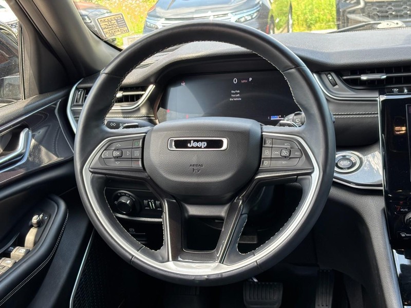 Jeep Grand Cherokee L Vehicle Full-screen Gallery Image 17