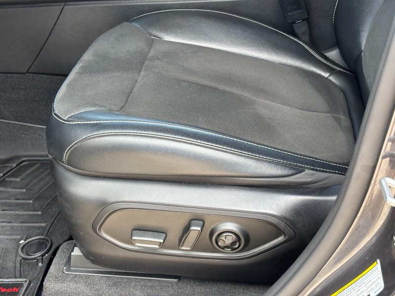 Jeep Grand Cherokee L Vehicle Full-screen Gallery Image 18
