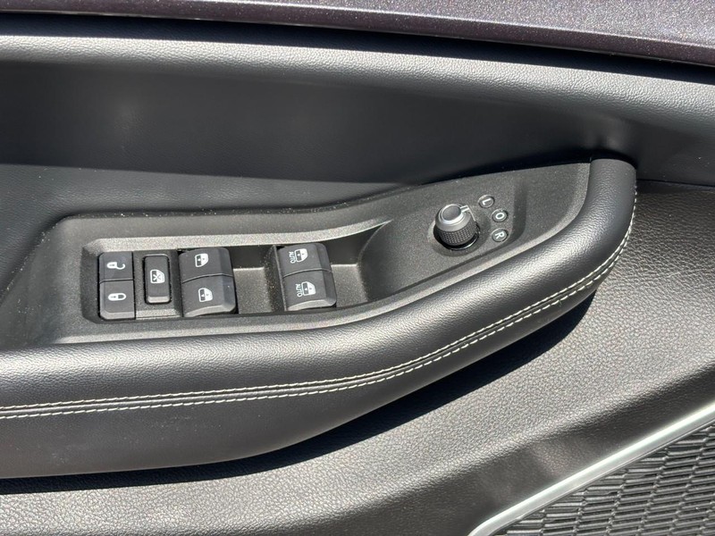 Jeep Grand Cherokee L Vehicle Full-screen Gallery Image 19