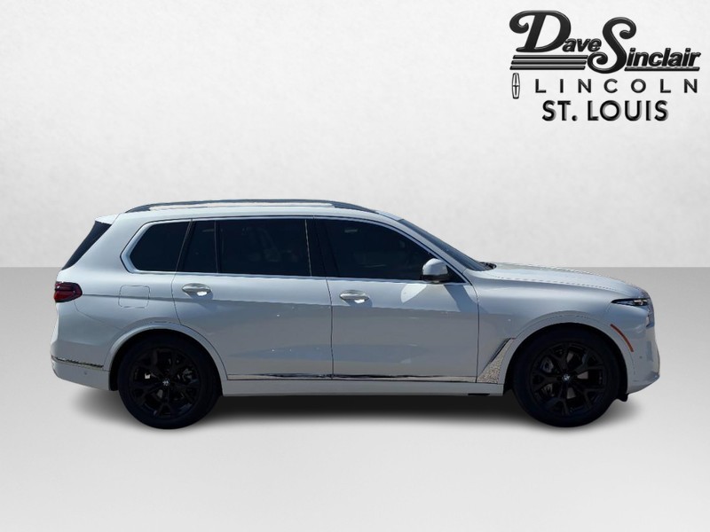 BMW X7 Vehicle Full-screen Gallery Image 02