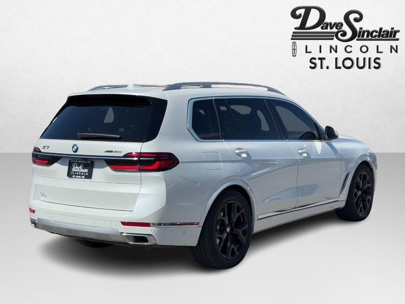 BMW X7 Vehicle Full-screen Gallery Image 03