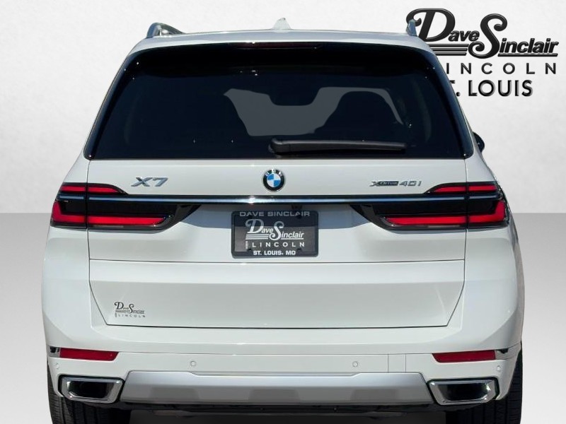 BMW X7 Vehicle Full-screen Gallery Image 04