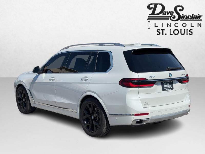 BMW X7 Vehicle Full-screen Gallery Image 05
