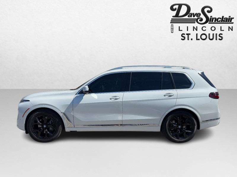 BMW X7 Vehicle Full-screen Gallery Image 06