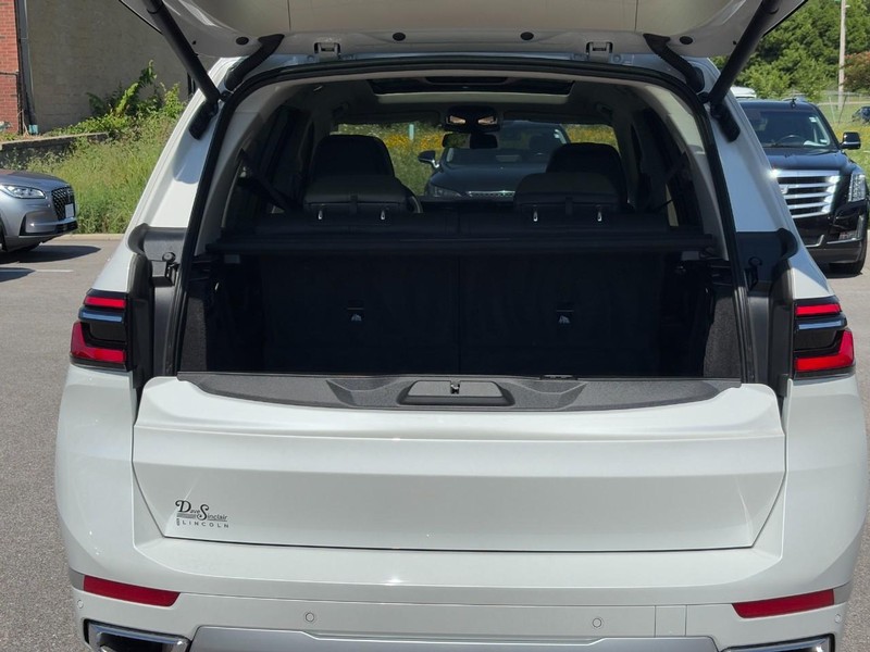 BMW X7 Vehicle Full-screen Gallery Image 09
