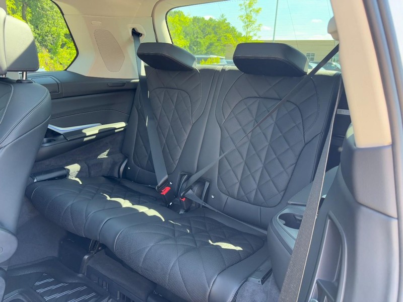 BMW X7 Vehicle Full-screen Gallery Image 11
