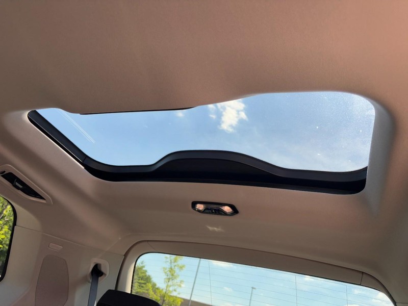 BMW X7 Vehicle Full-screen Gallery Image 12