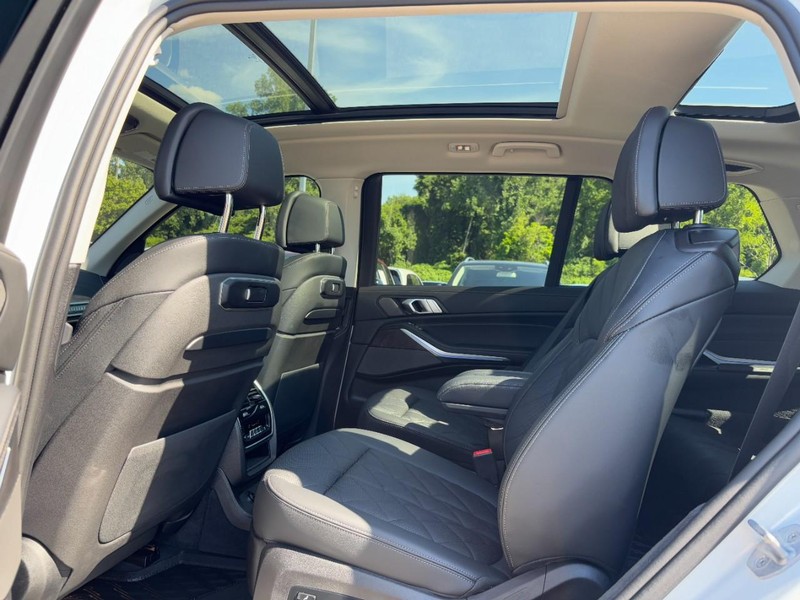 BMW X7 Vehicle Full-screen Gallery Image 13