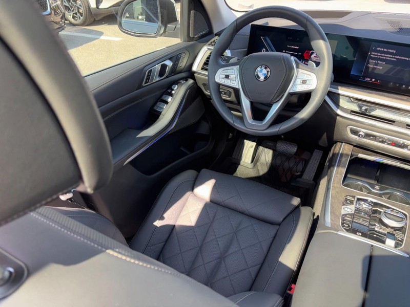BMW X7 Vehicle Full-screen Gallery Image 14