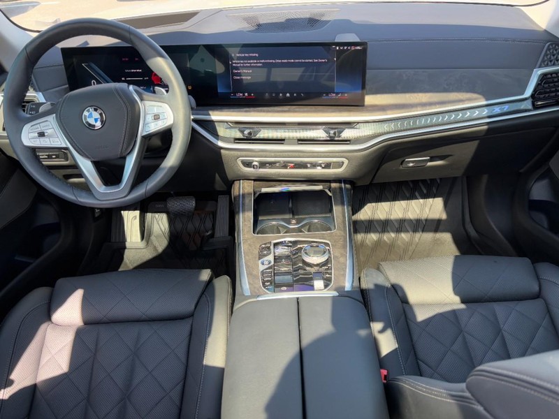 BMW X7 Vehicle Full-screen Gallery Image 15