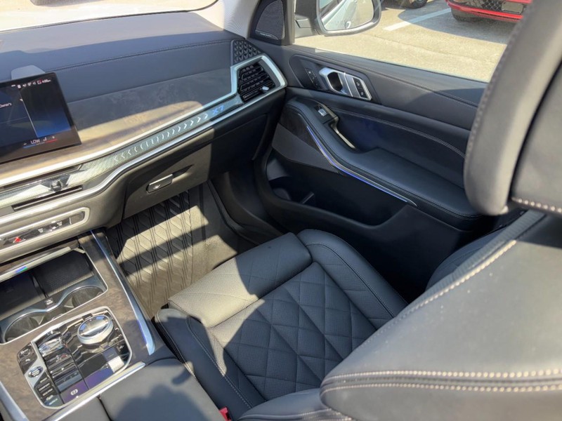BMW X7 Vehicle Full-screen Gallery Image 16