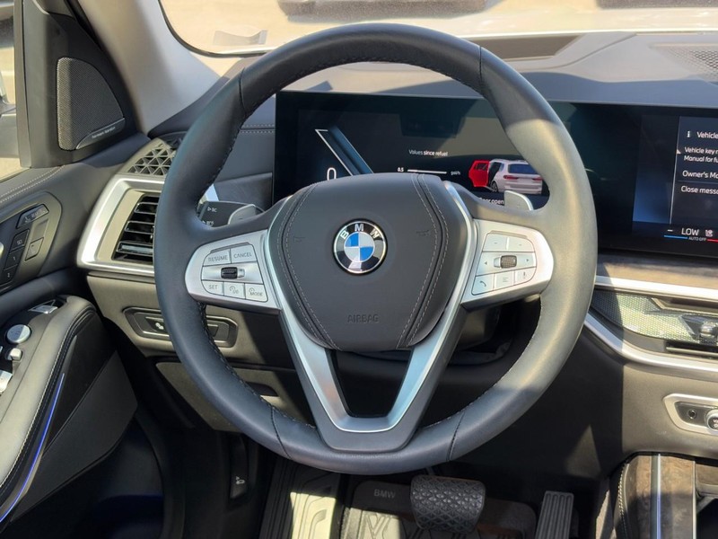 BMW X7 Vehicle Full-screen Gallery Image 17