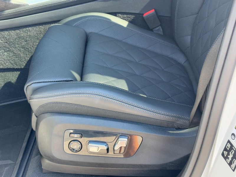 BMW X7 Vehicle Full-screen Gallery Image 18