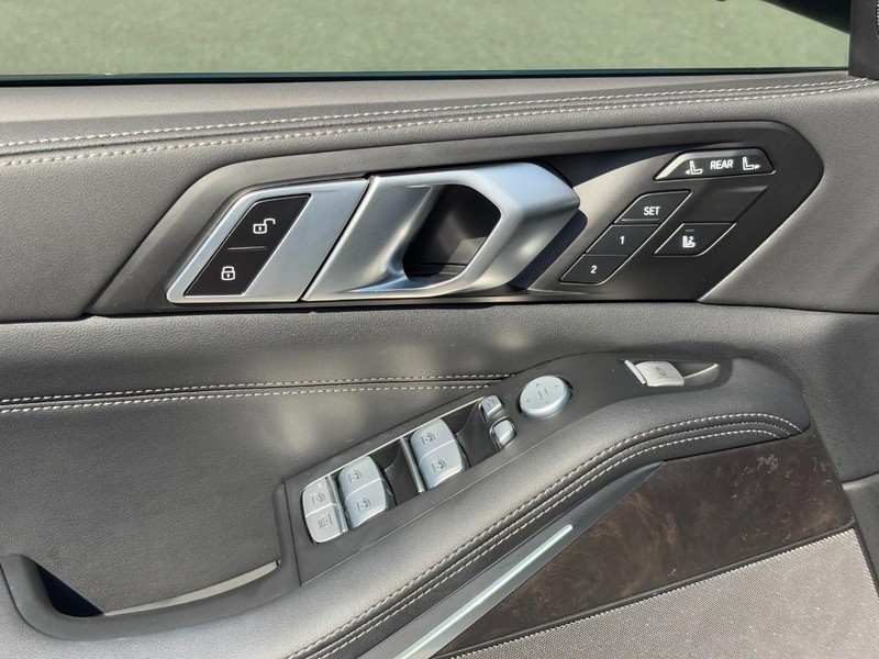 BMW X7 Vehicle Full-screen Gallery Image 19