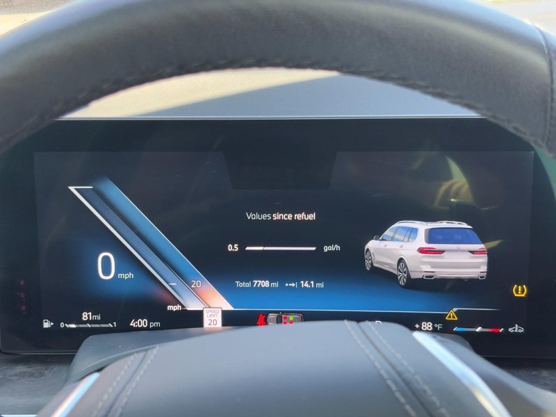 BMW X7 Vehicle Full-screen Gallery Image 20