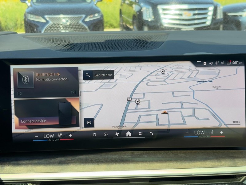 BMW X7 Vehicle Full-screen Gallery Image 21