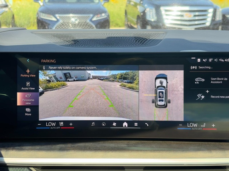 BMW X7 Vehicle Full-screen Gallery Image 22