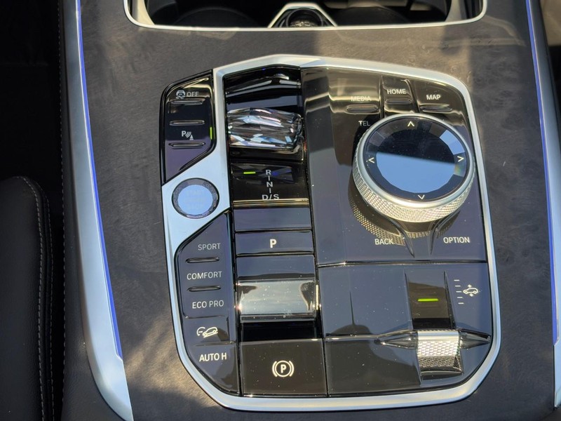 BMW X7 Vehicle Full-screen Gallery Image 23