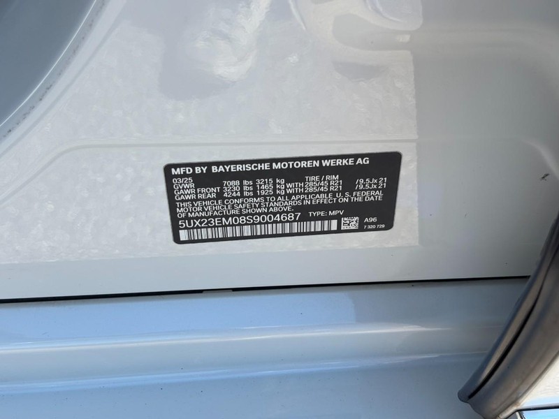 BMW X7 Vehicle Full-screen Gallery Image 24