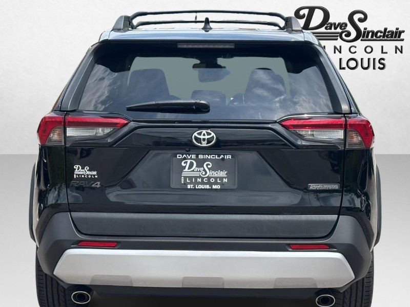 Toyota RAV4 Vehicle Full-screen Gallery Image 04