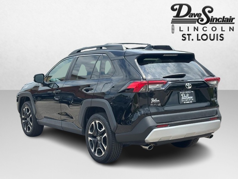 Toyota RAV4 Vehicle Full-screen Gallery Image 05