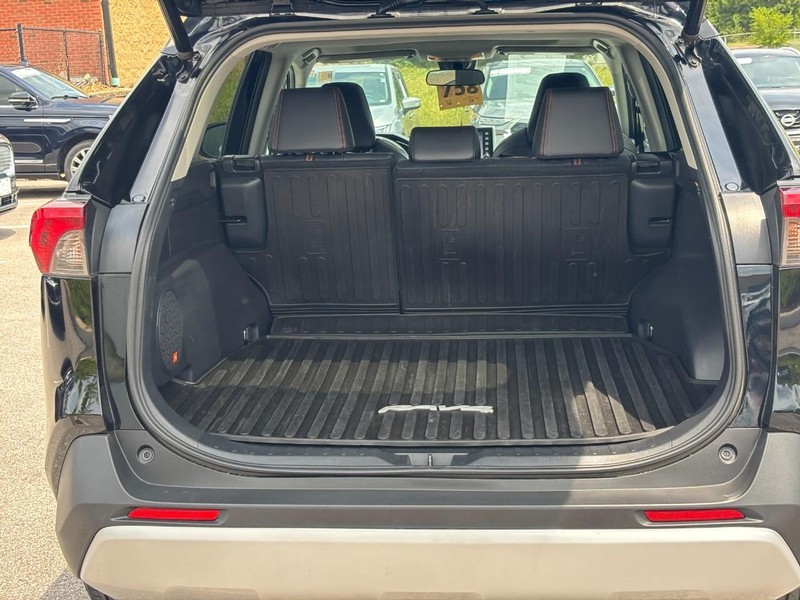 Toyota RAV4 Vehicle Full-screen Gallery Image 10