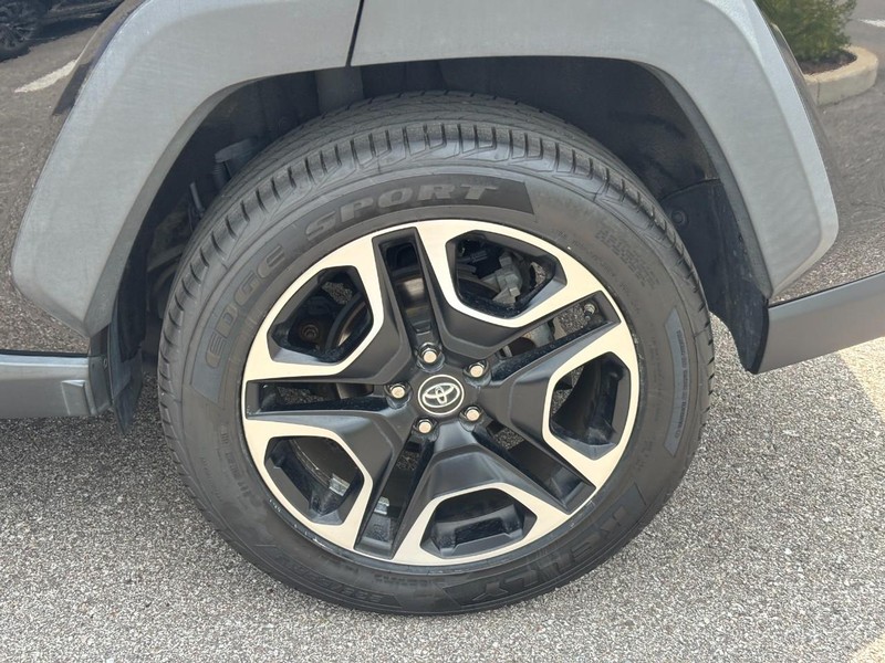 Toyota RAV4 Vehicle Full-screen Gallery Image 11