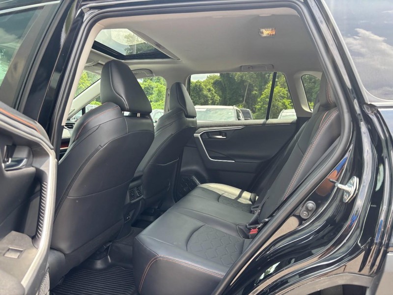 Toyota RAV4 Vehicle Full-screen Gallery Image 12