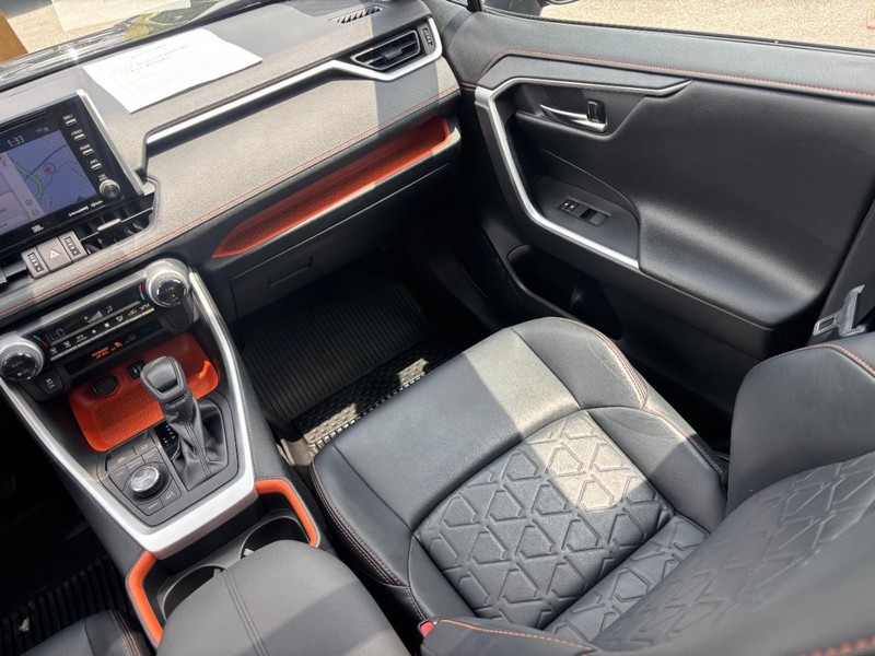Toyota RAV4 Vehicle Full-screen Gallery Image 15