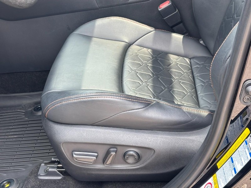 Toyota RAV4 Vehicle Full-screen Gallery Image 17