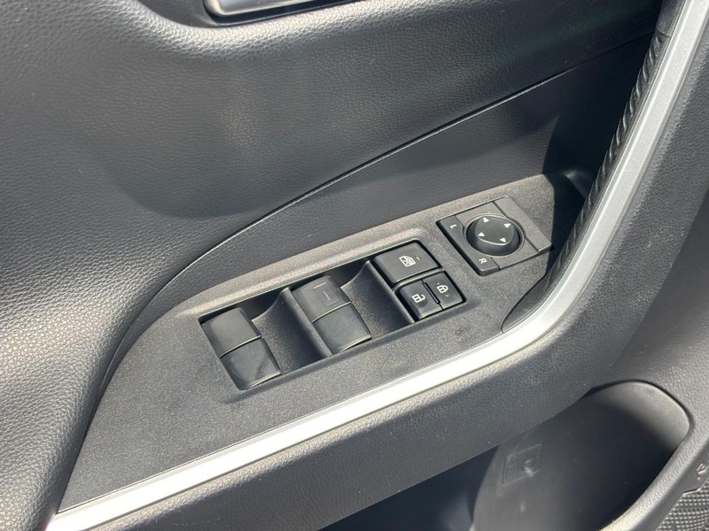 Toyota RAV4 Vehicle Full-screen Gallery Image 18