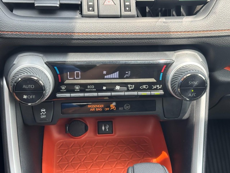 Toyota RAV4 Vehicle Full-screen Gallery Image 24